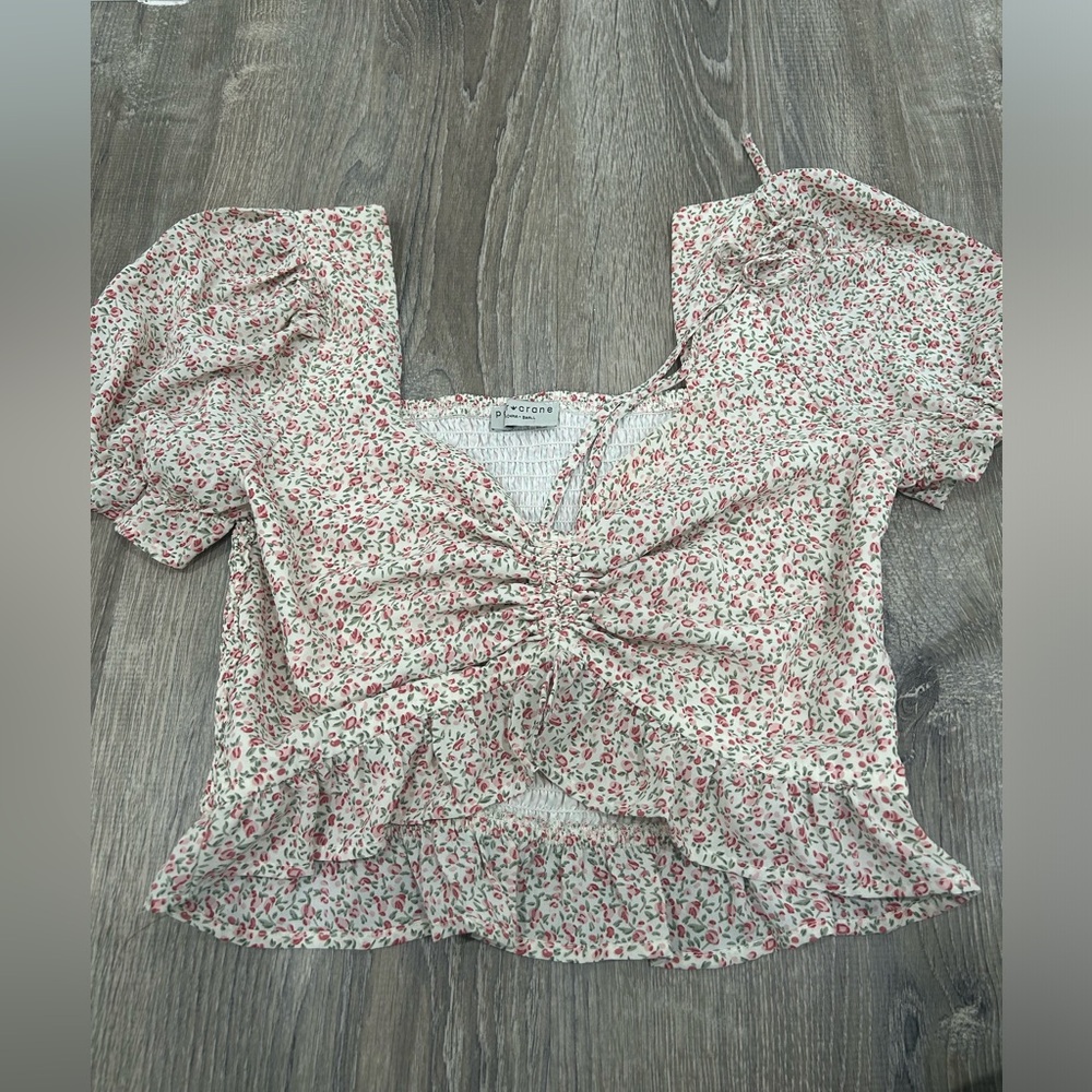 Short sleeve floral crop top.